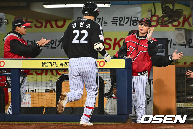 [OSEN=대구, 이석우 기자] 15일 대구 삼성라이온즈파크에서 2024 신한 SOL뱅크 KBO 포스트시즌 플레이오프 삼성 라이온즈와 LG 트윈스의 2차전 경기가 열렸다. LG 트윈스 김현수가 9회초 2사 1,2루 우월 3점 홈런을 치고 염경엽 감독과 하이파이브를 하고 있다. 2024.10.15 / foto0307@osen.co.kr