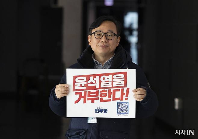 계엄군 막아내다 다친 윤여길씨(50·김용민 더불어민주당 의원실 보좌관). ⓒ시사IN 이명익