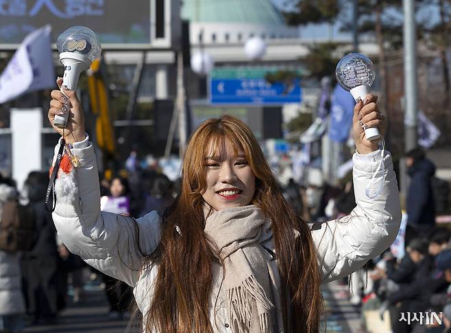 직접 만든 응원봉 들고 나온 조은혜씨(25·회사원). ⓒ시사IN 이명익