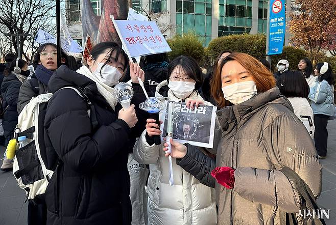 ‘서울 망명 TK장녀 연합’ 깃발 들고 나온 김성은(34), 김지윤(24), 황승미씨(29). ⓒ시사IN 김다은