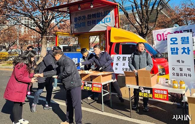 ‘오월 떡’ 나눔 행사를 한 광주전남정치개혁연대 회원들. ⓒ시사IN 변진경