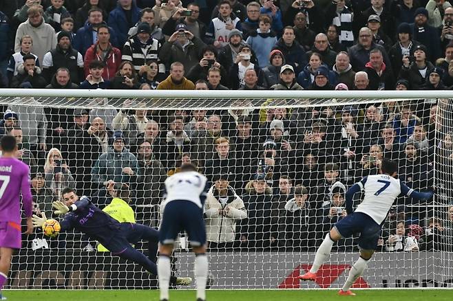 토트넘 손흥민이 30일 울버햄프턴전에서 페널티킥을 시도했으나 조제 사 골키퍼의 선방에 막히고 있다. AFP연합뉴스