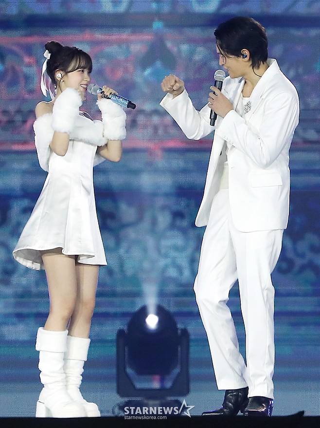 르세라핌 김채원, 배우 주원이 27일 오후 태국 방콕 임팩트 챌린저 홀 1-2(IMPACT Challenger Hall 1-2)에서 진행된 '제 9회 아시아 아티스트 어워즈'(The 9th Asia Artist Awards, 이하 'AAA 2024')'에 참석해 멋진 무대를 선보이고 있다. /사진=김창현 chmt@