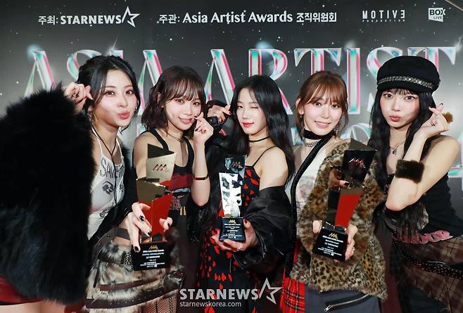 걸그룹 르세라핌이 27일 오후 태국 방콕 임팩트 챌린저 홀 1-2(IMPACT Challenger Hall 1-2)에서 진행된 '제9회 아시아 아티스트 어워즈'(The 9th Asia Artist Awards, 이하 'AAA 2024')에서 AAA 베스트 뮤직비디오, 올해의 퍼포먼스, 베스트 아티스트상을 수상한 뒤 포즈를 취하고 있다.  연말 최고의 글로벌 축제의 장으로 펼쳐진 'AAA 2024'에는 올 한 해를 빛낸 톱 아티스트들이 총출동했다.  가수 부문에는 뉴진스(NewJeans), 르세라핌(LE SSERAFIM), 비비(BIBI), 수호(SUHO), 제로베이스원(ZEROBASEONE), 토니 유(TONY YU), 키스오브라이프(KISS OF LIFE), 휘브(WHIB), BUS because of you i shine(버스), DAY6(데이식스), NCT 127(엔시티 127), NCT WISH(엔시티 위시), QWER(큐더블유이알), TWS(투어스), WayV(웨이션브이), &TEAM(앤팀)(이하 가나다, ABC, 특수문자 순) 등이 출연했다.  배우 부문에는 김민, 김수현, 김혜윤, 박민영, 변우석, 안보현, 장다아, 조유리, 주원, 최보민, Gemini & Fourth(제미나이 & 포스), SAKAGUCHI KENTARO(사카구치 켄타로) 등이 함께해 연말 방콕의 밤을 화려하게 수놓았다. 류준열과 장원영, 성한빈은 MC로 호흡을 맞췄다.  'AAA 2024'는 스타뉴스가 주최하고 AAA 조직위원회, 모티브 프로덕션(MOTIVE PRODUCTION), 박스 라이브(BOX LIVE)가 주관한다. /2024.12.27 /사진=이동훈 photoguy@