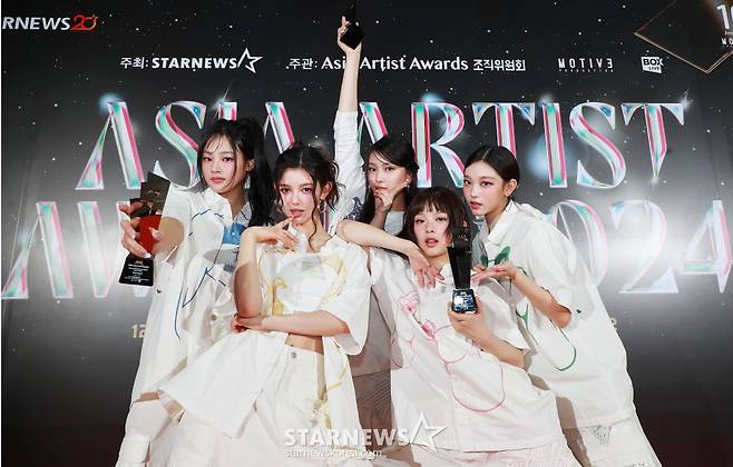 걸그룹 뉴진스가 27일 오후 태국 방콕 임팩트 챌린저 홀 1-2(IMPACT Challenger Hall 1-2)에서 진행된 '제9회 아시아 아티스트 어워즈'(The 9th Asia Artist Awards, 이하 'AAA 2024')에서 AAA 베스트 아티스트, 베스트 퍼포먼스, 올해의 가수상을 수상한 뒤 포즈를 취하고 있다.  연말 최고의 글로벌 축제의 장으로 펼쳐진 'AAA 2024'에는 올 한 해를 빛낸 톱 아티스트들이 총출동했다. /2024.12.27 /사진=이동훈 photoguy@