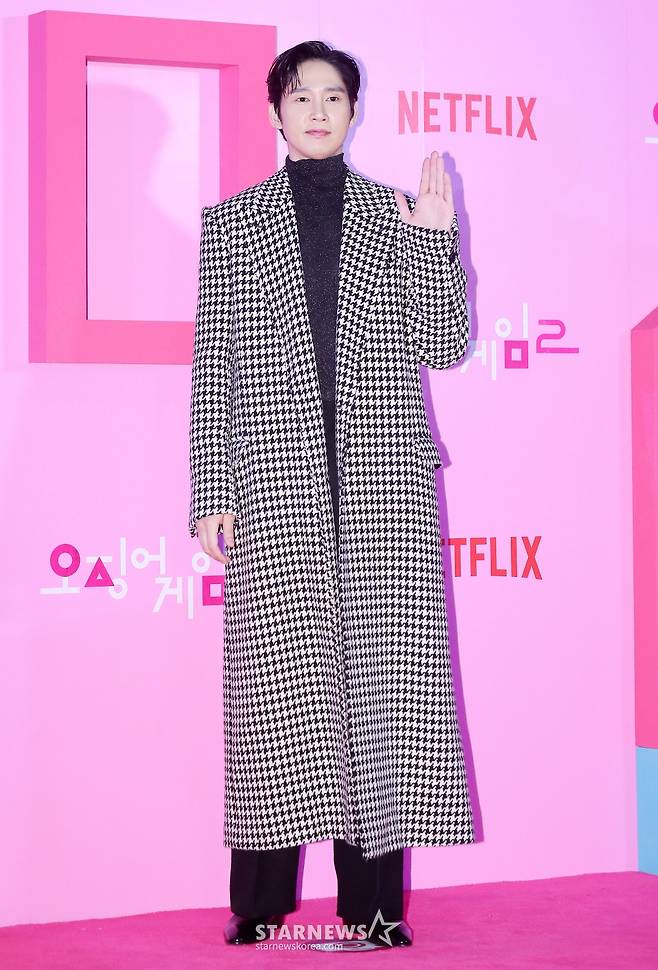 배우 박성훈이 9일 오후 서울 중구 동대문디자인플라자에서 진행된 넷플릭스 시리즈 '오징어 게임 시즌2' 핑크카펫에 참석해 포즈를 취하고 있다.  '오징어 게임 시즌2'는 복수를 다짐하고 다시 돌아와 게임에 참가하는 '기훈'(이정재)과 그를 맞이하는 '프론트맨'(이병헌)의 치열한 대결, 그리고 다시 시작되는 진짜 게임을 담은 이야기다. 오는 26일 공개. 2024.12.9 /사진=김창현 chmt@