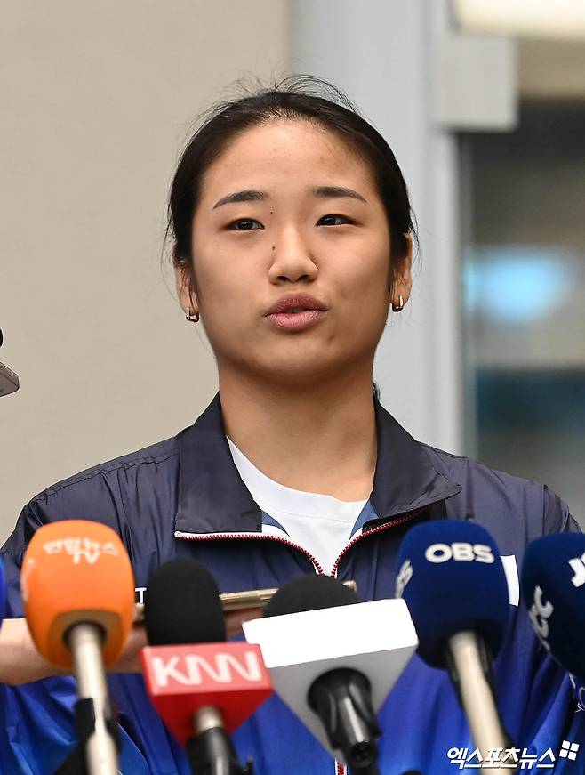 2024 파리 올림픽 배드민턴 여자 단식 금메달리스트 안세영이 7일 오후 인천국제공항을 통해 귀국했다. 안세영이 입국장에서 취재진과 인터뷰를 나누고 있다. 엑스포츠뉴스DB