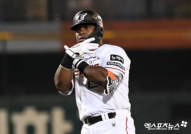 30일 오후 대전 한화생명이글스파크에서 열린 '2024 신한 SOL Bank KBO리그' SSG 랜더스와 한화 이글스의 경기, 7회말 1사 1,2루 한화 페라자가 1타점 2루타를 날린 후 세리머니를 하고 있다. 엑스포츠뉴스DB