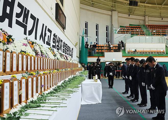 최상목 권한대행, 무안 합동분향소 조문 (무안=연합뉴스) 한상균 기자 = 최상목 대통령 권한대행 부총리 겸 기획재정부 장관이 30일 전남 무안 스포츠파크에 마련된 제주항공 여객기 사고 희생자 합동분향소에서 조문하고 있다. 2024.12.30 [대통령실통신사진기자단] xyz@yna.co.kr