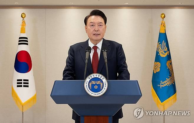 대국민 담화하는 윤석열 대통령 (서울=연합뉴스) 한상균 기자 = 윤석열 대통령이 12일 용산 대통령실에서 대국민 담화를 하고 있다. 2024.12.12 [대통령실 제공. 재판매 및 DB 금지] xyz@yna.co.kr