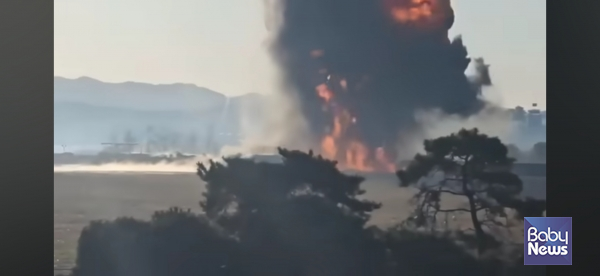 지난 29일 오전 무안국제공항에서 제주항공 7C2216편이 활주로 외벽에 충돌해 화염이 솟구치고 있다. ⓒ독자 제공