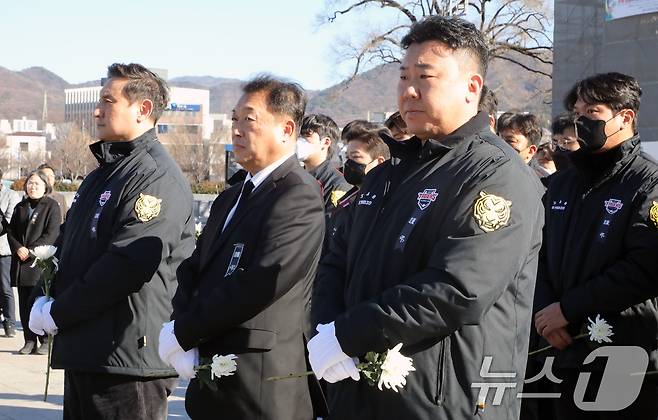 무안 제주항공 참사 사흘째인 31일 광주 동구 5·18민주광장에 마련된 합동 분향소에서 최준영 KIA타이거즈 대표이사(가운데)와 심재학 단장(왼쪽), 이범호 감독(오른쪽) 등이 헌화를 위해 기다리고 있다. 2024.12.31/뉴스1 ⓒ News1 이수민 기자