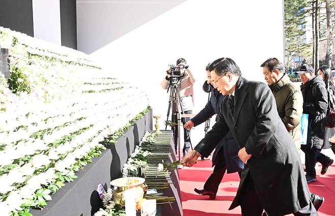 이영훈 목사가 31일 서울시청 앞에 마련된 제주항공 여객기 사고 희생자 합동분향소에서 조문하고 있다.(여의도순복음교회 제공)