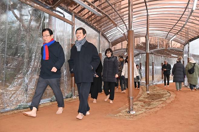 이현재 경기 하남시장(사진 왼쪽)이 황톳길을 걷고 있다.(하남시 제공)/뉴스1