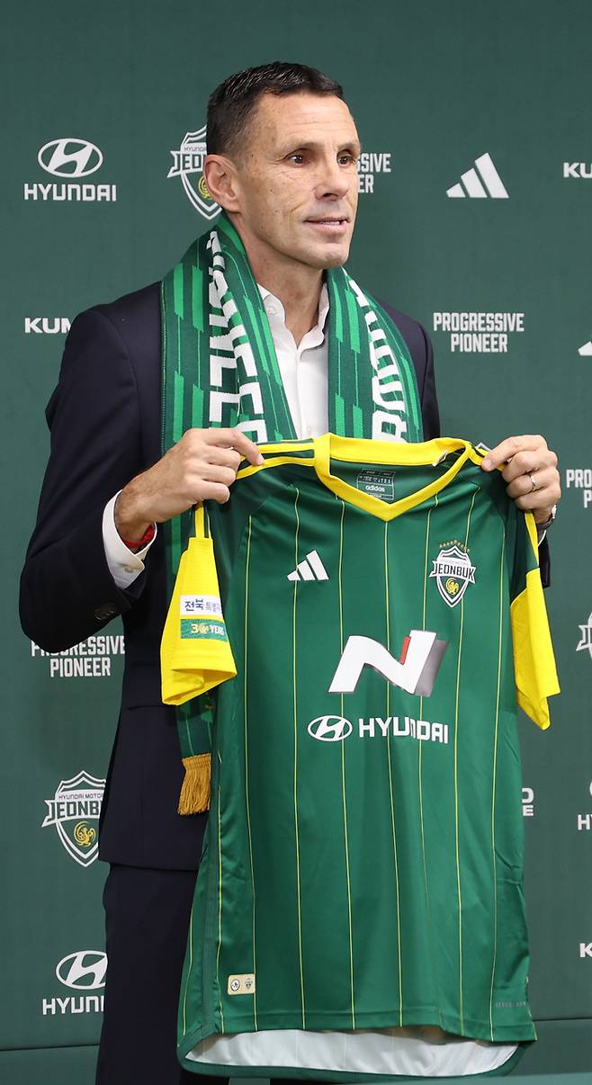 전북 거스 포옛 감독이 30일 전주월드컵경기장에서 열린 취임 기자회견에서 전북 유니폼을 들고 기념촬영하고 있다. 사진 | 전주=연합뉴스