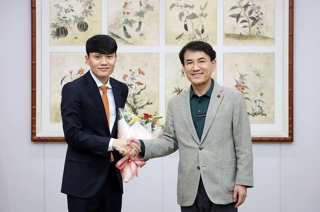 강원 FC 정경호 신임감독이 30일 김진태 강원도지사를 만나 악수하고 있다. 사진 | 강원도청