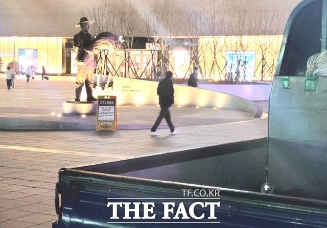 30일 밤 박정희 전 대통령 동상(사진 왼쪽) 앞에는 '초소' 역할을 하는 대구공공시설관리공단 트럭 1대가 서 있다. / 박병선 기자