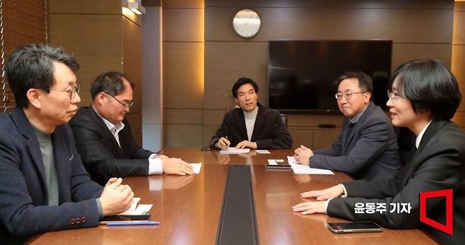 지난 26일 서울 중구 아시아경제에서 열린 채텀하우스 좌담회에 참석한 전문가들이 정치자금의 투명성과 관련해 의견을 나누고 있다. 왼쪽부터 장혜영 전 의원, 유성진 이화여자대학교 스크랜튼학부 교수, 소종섭 정치사회매니징 에디터, 이창술 용인시기흥구선거관리위원회 사무국장, 이광재 한국매니페스토실천본부 사무총장. 사진=윤동주 기자