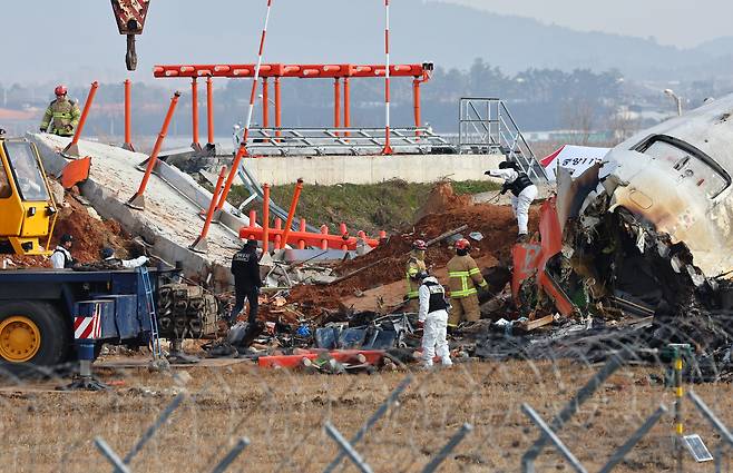 30일 전남 무안군 무안국제공항 활주로 인근의 방위각 시설(로컬라이저)이 전날 제주항공 여객기와의 충돌 여파로 파손돼 있다. 방위각 시설은 공항의 활주로 진입을 돕는 역할을 하는 일종의 안테나로, 흙으로 된 둔덕 상부에 있는 콘크리트 기초와 안테나가 서 있는 구조다. /연합뉴스