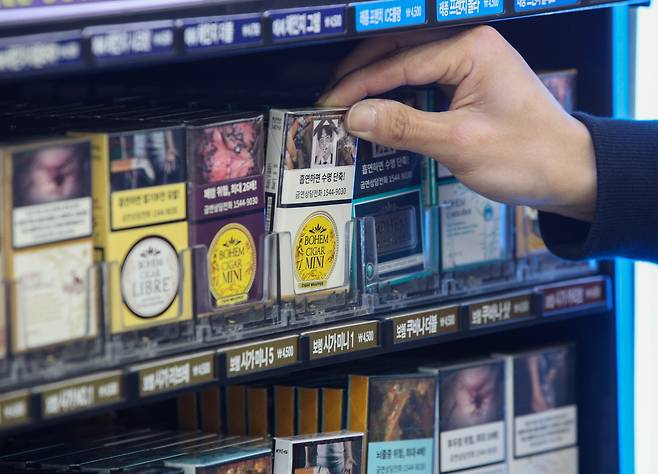 서울시내 한 편의점에 담배가 진열돼 있다. /뉴스1