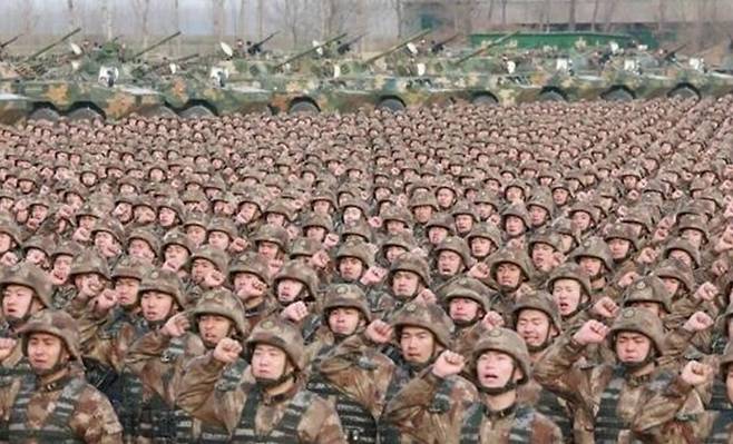 중국 중앙군사위원회의 훈련 개시 총동원대회에 참석한 중국 군인들.