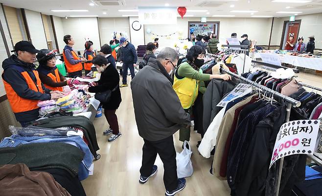 지난 5일 대구 중구노인복지관에서 열린 '2024 태평마을축제'에서 알뜰장터를 찾은 어르신들이 겨울 외투를 살펴보고 있다. /뉴스1
