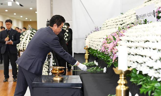 이철우 경북도지사가 31일 도청 동락관에 마련된 제주항공 여객기 참사 희생자 합동분향소에서 헌화하고 있다. 이 지사는 간부 공무원, 산하기관장 등과 함께 합동분향소를 찾아 희생자들을 추모했다./경북도