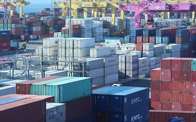 2025년이 밝았다. 국내 정치 불안이 진화되지 않는 가운데, 트럼프 2기 행정부의 출범이라는 변수와 맞닥뜨리는 해이다. 내수 부진 속 수출 성장률 둔화로 2025년 경제성장률이 1%대 저성장을 예측하는 경제전문가가 많다. 사진은 2024년 12월 26일 인천 연수구 인천신항 컨테이너 터미널의 모습. /뉴스1