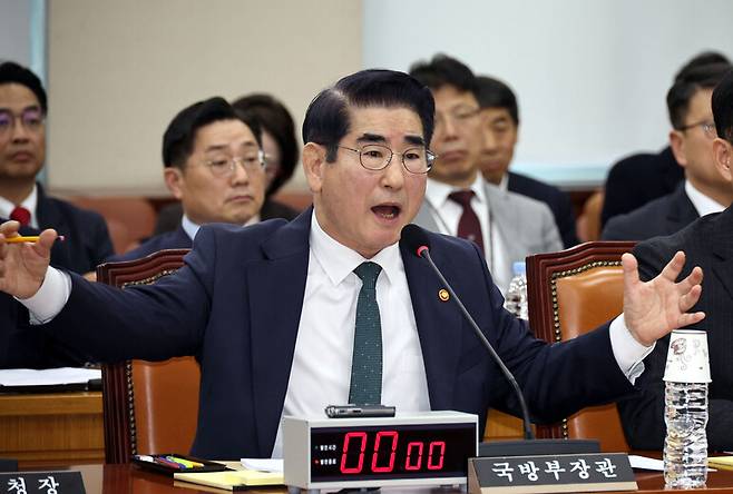 김용현 국방부 장관이 11월28일 국회에서 열린 국회 국방위원회 전체회의에 출석해 윤석열 대통령의 골프장 이용 등에 대한 질문에 답변하고 있다. 윤운식 선임기자 yws@hani.co.kr