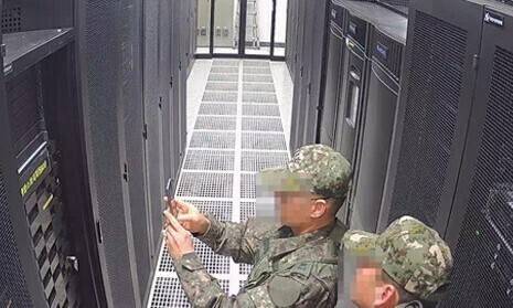 중앙선거관리위원회 폐회로텔레비전(CCTV)에 찍힌 국군정보사령부 장교 등의 중앙선관위 전산 서버 촬영 모습. 국회 행정안전위원회 제공