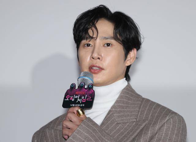 배우 박성훈이 자신의 SNS에 '오징어 게임' 콘셉트의 일본 AV 표지 사진을 게시했다가 논란의 중심에 섰다. 연합뉴스