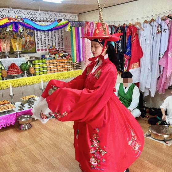 무속인 노슬비가 신당에서 굿을 하는 모습. 사진 노슬비 인스타그램