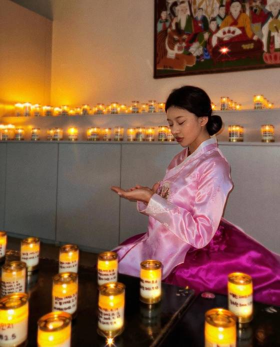 무속인 노슬비가 일광초 기도를 올리고 있다. 사진 노슬비 인스타그램