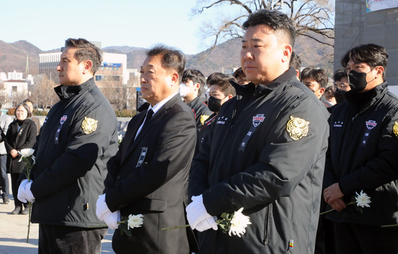 제주항공 참사 사흘째인 31일 광주 동구 5·18민주광장에 마련된 합동 분향소에서 최준영 기아 타이거즈 대표이사(가운데)와 심재학 단장(왼쪽), 이범호 감독(오른쪽) 등이 헌화를 위해 기다리고 있다. 뉴스1