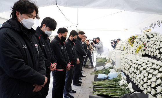 제주항공 참사 사흘째인 31일 광주 동구 5·18민주광장에 마련된 합동 분향소에서 기아 타이거즈 선수단이 애도하고 있다. 뉴스1