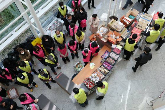 제주항공 여객기 참사 발생 사흘째인 31일 전남 무안군 무안국제공항에서 자원봉사자들이 유가족에게 구호 물품을 나눠주고 있다. 장진영 기자