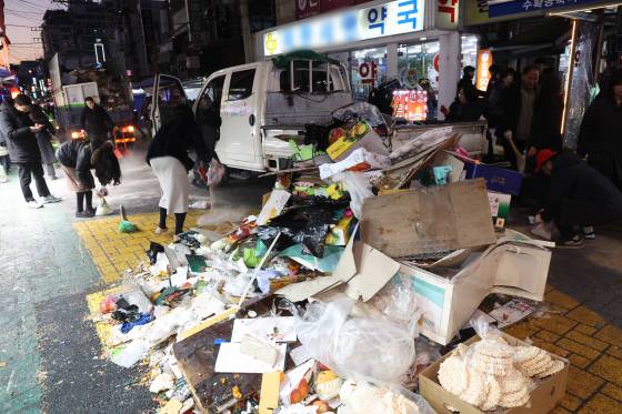 31일 오후 서울 양천구 목동깨비시장에 검은색 에쿠스 승용차가 돌진해 13명이 부상을 입은 사고 현장에서 관계자들이 수습 작업을 하고 있다.   뉴스1