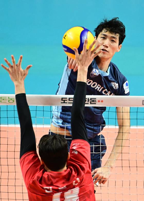 31일 서울 장충체육관에서 열린 한국전력과의 경기에서 공격하는 우리카드 박진우. 사진 한국배구연맹