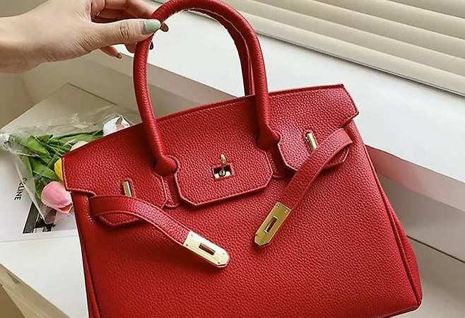 에르메스 버킨 디자인과 유사한 월마트 백이 최근 큰 인기를 끌고 있다.