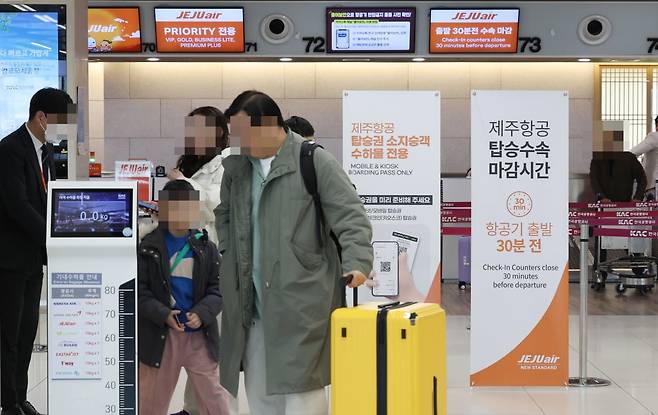 전남 무안국제공항에서 제주항공 여객기 충돌 폭발 사고가 일어난 다음날인 30일 서울 강서구 김포공항 제주항공 카운터에서 여행객들이 탑승 절차를 밟고 있다.사진=한경 이솔 기자