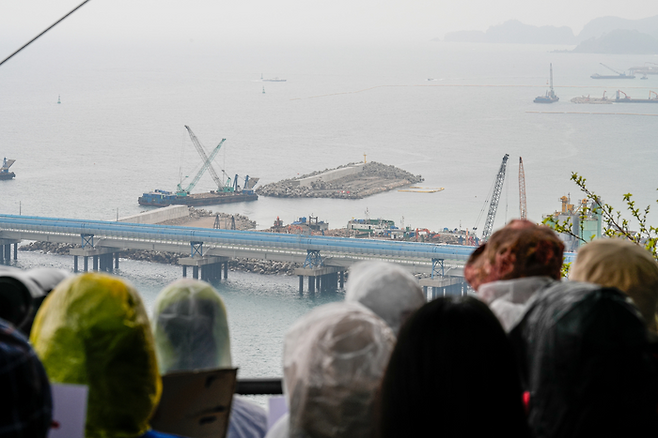 지난 420일 삼척블루파워 상업운전 규탄 집회에 모인 시민들이 맹방해변을 내려다보고 있다. 기후연대기구 제공