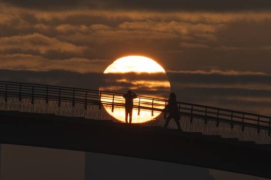 Sunrise at Seonyudo Park in Yeongdeungpo District, western Seoul, on Jan. 1, 2024. [YONHAP]