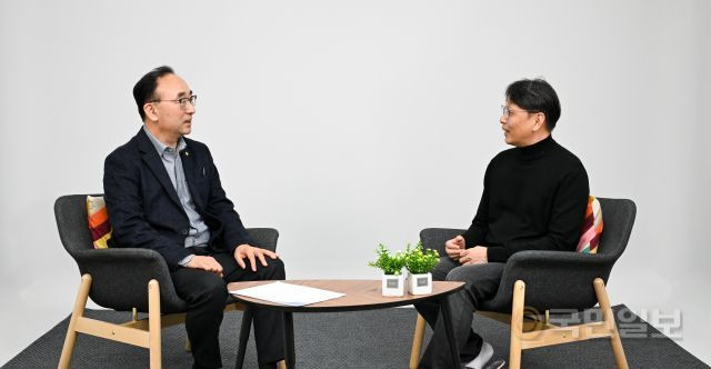 장동민(왼쪽) 백석대 교수와 최윤식 아시아미래연구소 소장이 지난 24일 여의도 국민일보 스튜디오에서 '2025년 한국교회'를 주제로 대담을 나눴다. 신석현 포토그래퍼