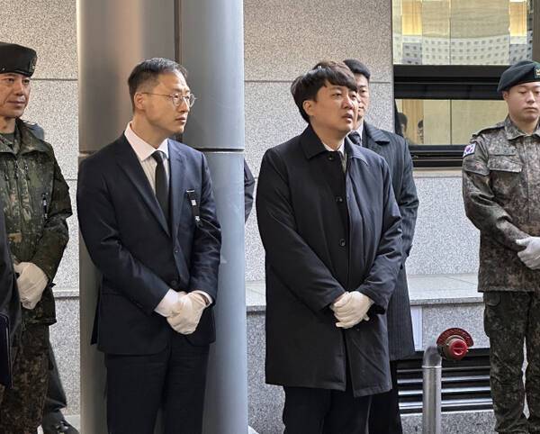 개혁신당 이준석 의원과 국민의힘 김상욱 의원이 경기도 동탄 출신 김도현 상병 영결식에 참석하고 있다. 의원실 제공