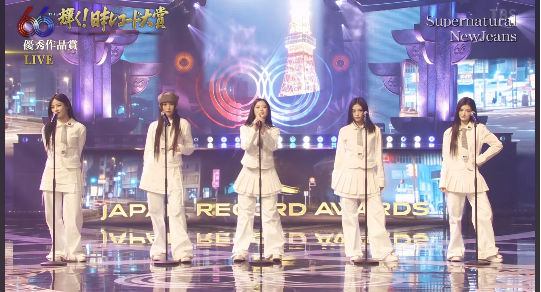 그룹 뉴진스(NewJeans)가 제주항공 참사를 애도하며 일본 레코드 대상 무대에 섰다.사진=TBS 일본레코드