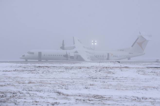 29일(현지시각) 캐나다 노바스코샤주 핼리팩스 스탠필드 국제공항에서 에어 캐나다 익스프레스 항공기가 착륙 중 활주로에서 미끄러져 기울어져 있다. 핼리팩스=AP/뉴시스