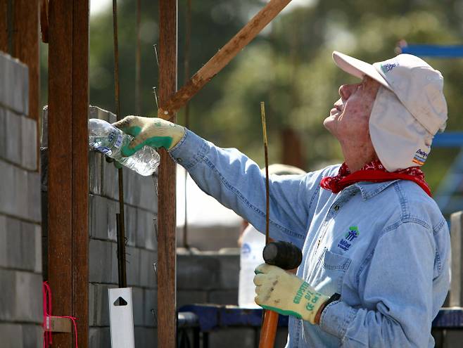 퇴임 후 약 40년 동안 세계 평화를 위해 봉사해온 지미 카터 전 대통령이 향년 100세의 나이로 별세했다. 사진은 2009년 11월16일 태국 방콕 치앙미이주에서 집을 짓고 있는 지미 카터 전 대통령의 모습. /사진=로이터