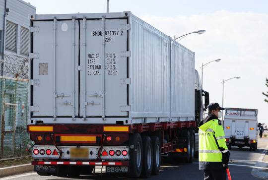30일 전남 무안국제공항 제주항공 여객기 참사 현장으로 냉동 컨테이너가 들어가고 있다. 연합뉴스