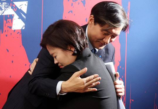 조국 전 조국혁신당 대표가 지난 12일 오후 서울 여의도 국회에서 열린 기자간담회를 마치고 정춘생 의원과 작별인사를 하고 있다. 뉴시스