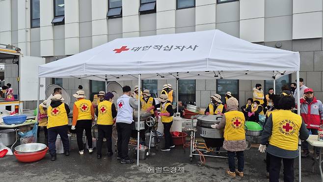 대한적십자사 광주전남지사는 사고 발생 직후인 29일 오전부터 전남 무안군 무안국제공항 1층에 간이부스를 설치하고 생수와 담요, 방한용품 등을 유족들에게 제공했다. 무안공항 건물 밖 주차장 인근에서 재난구호 급식차량을 운영하며 배식 봉사도 진행했다. [무안=김도윤 기자]